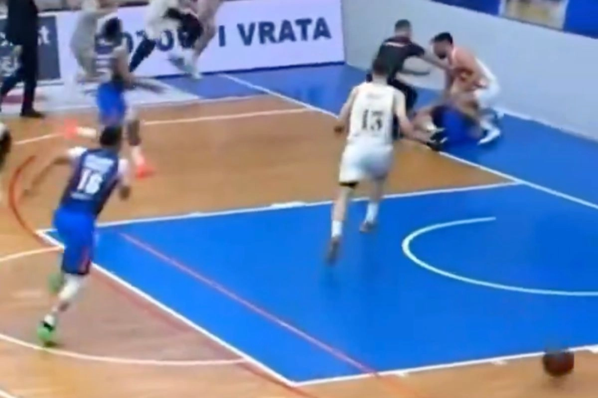 Opšta tuča na meču Zvezde i Zlatibora: Letjele šake i isključenja na sve strane (VIDEO)