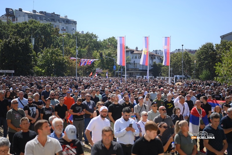 Hiljade građana prate opijelo Ratku Mladiću, služi patrijarh Porfirije (FOTO)