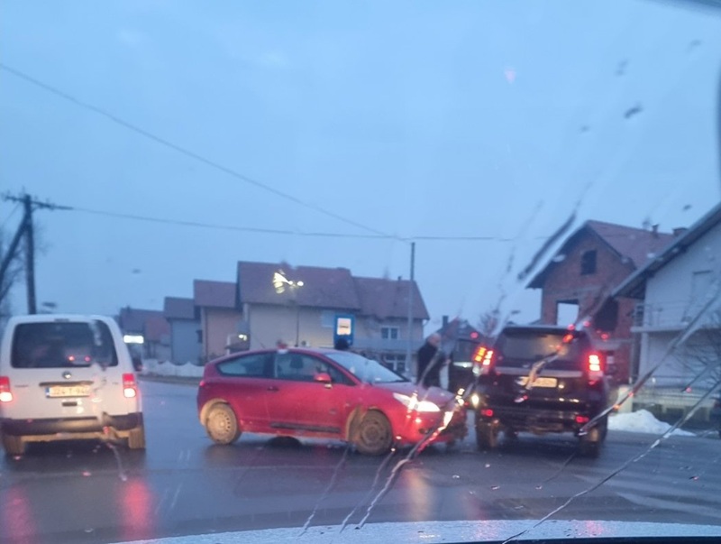 Poledica paralisala saobraćaj u Bijeljini: Više udesa, kamion blokirao put na Majevici /FOTO/