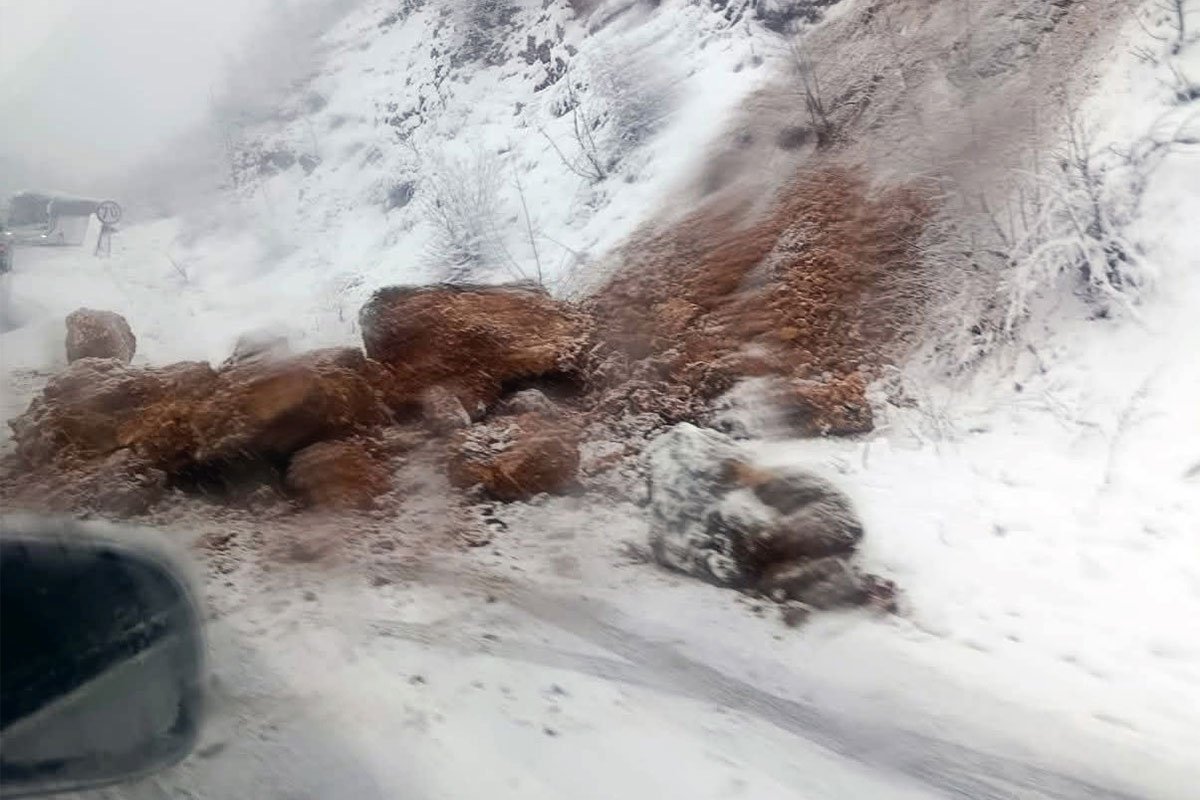 Stijena se obrušila na put Pale-Sarajevo