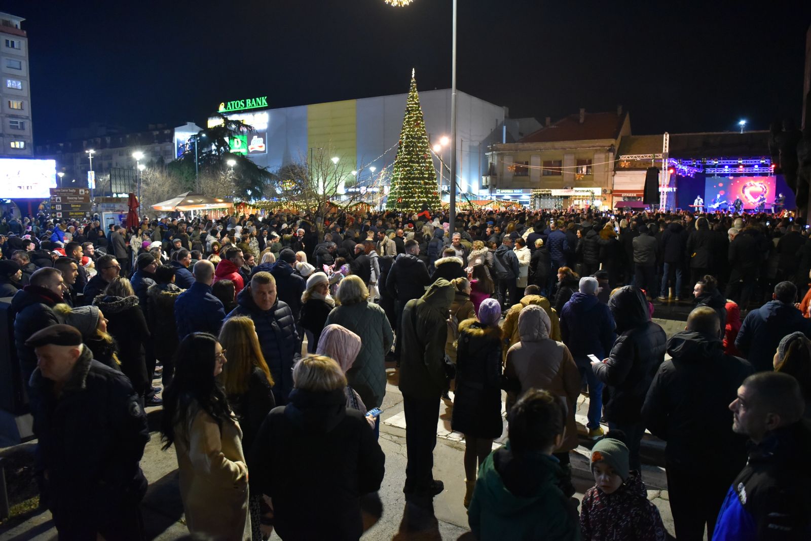 Bijeljinci uz vatromet i grupu „Zana“ dočekali novu 2024. godinu (FOTO)