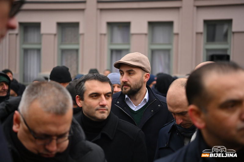 Ulica zatvorena, stigli policajci: Protestuju i ispred Tužilaštva zbog hapšenja Petrovića (FOTO)