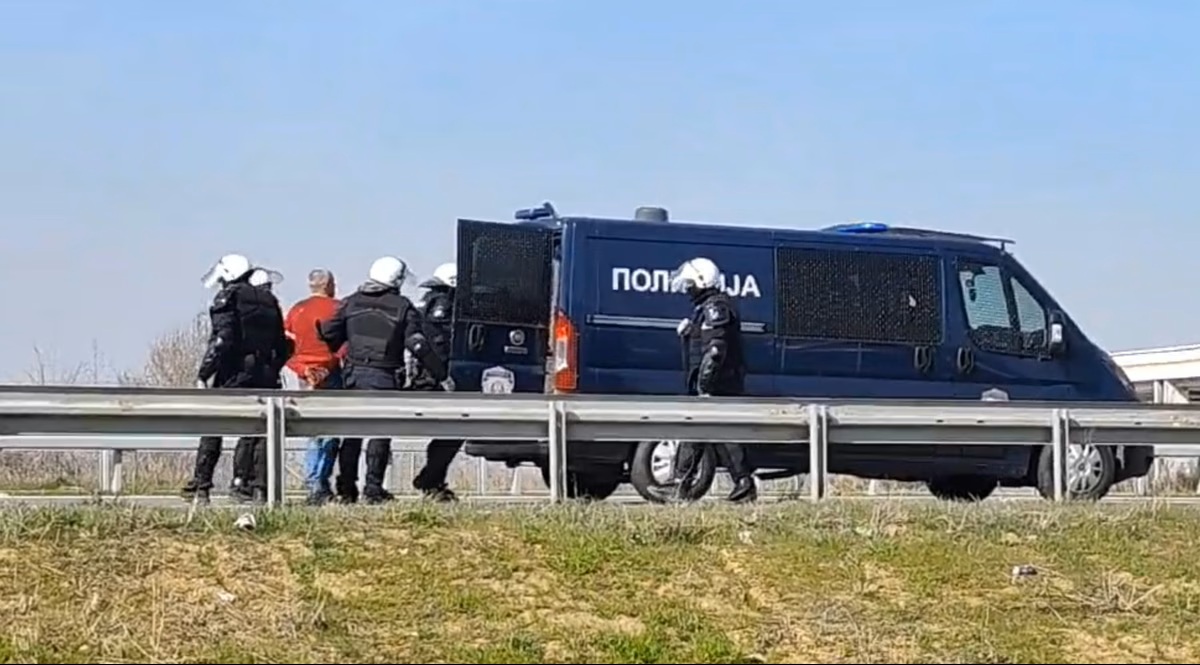 Muškarac traktorom udario policajce, probio zaštitnu ogradu i dao se u bijeg