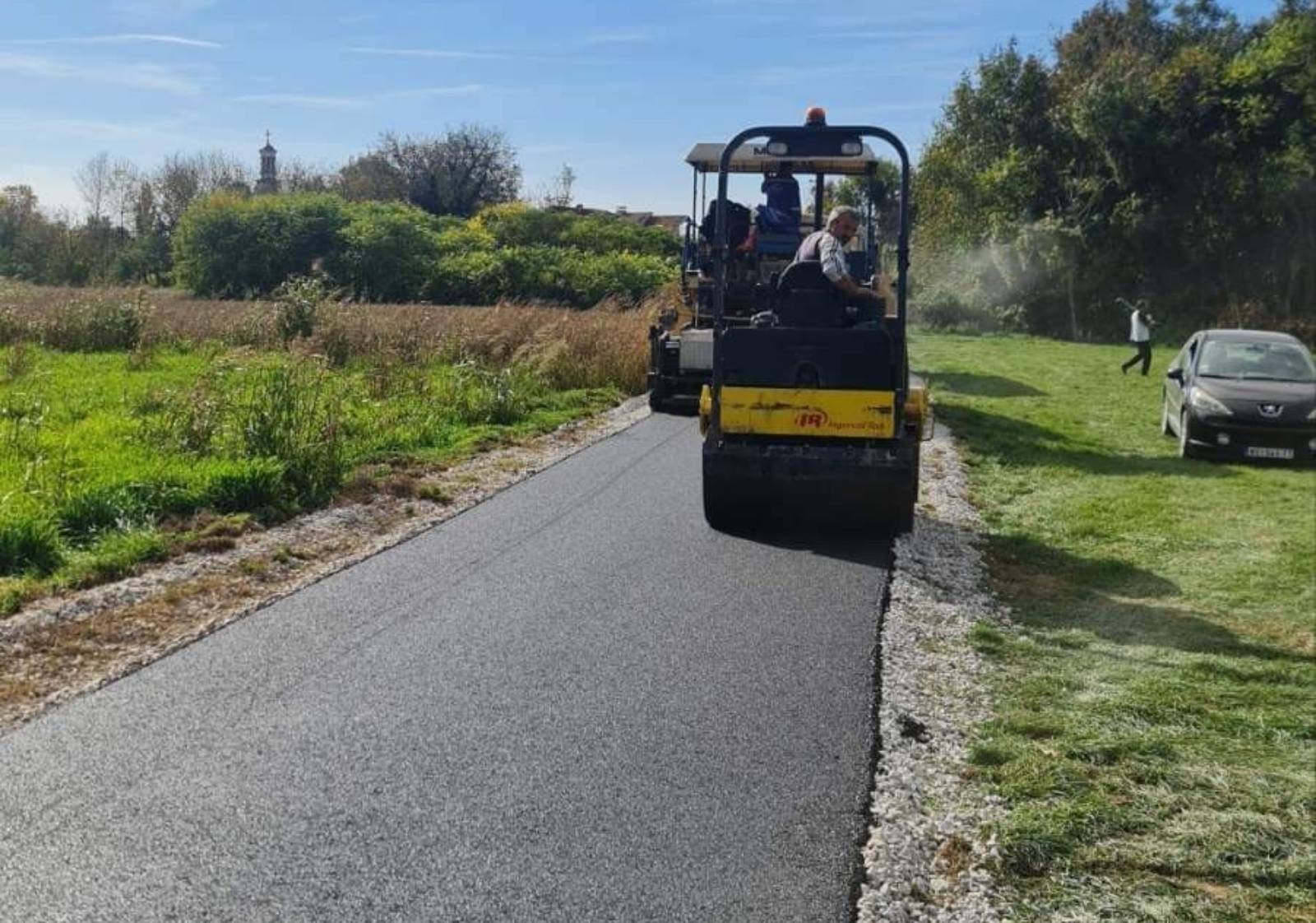 Danas završavaju asfaltiranje puta do groblja u Dazdarevu