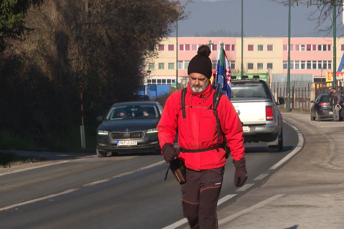 Prešao više od hiljadu kilometara: Enver Beganović iz Austrije pješke ide ka Meki, dočekuju ga zagrljajima, neki i zaplaču
