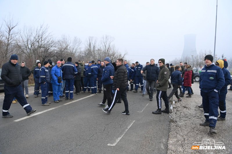 Radnici RiTE Ugljevik ponovo blokirali put (FOTO) 