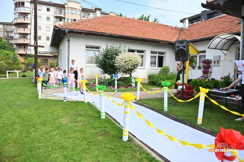 I predškolci obilježili maturu – rastanak sa vaspitačima, od septembra novo poglavlje (FOTO)