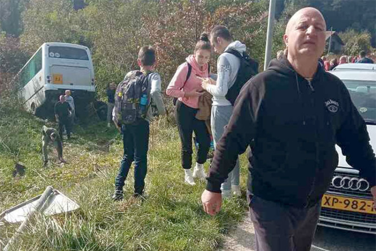 Autobus sa djecom sletio sa puta kod Konjević polja