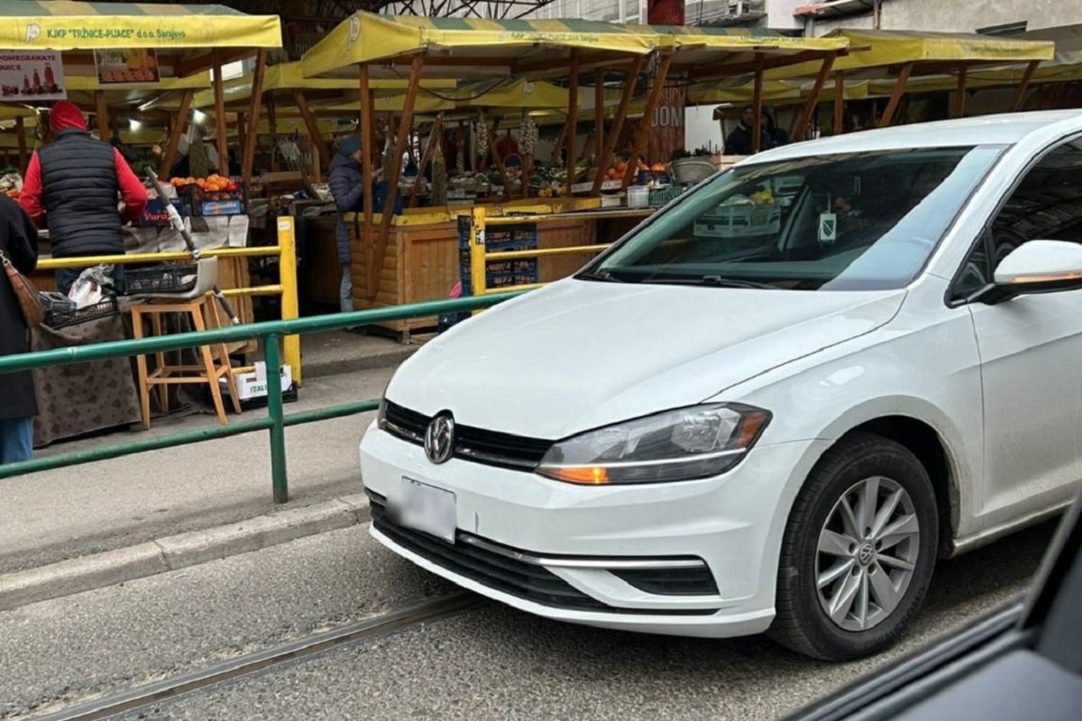 Parkirao na tramvajske šine kako bi otišao na pijacu
