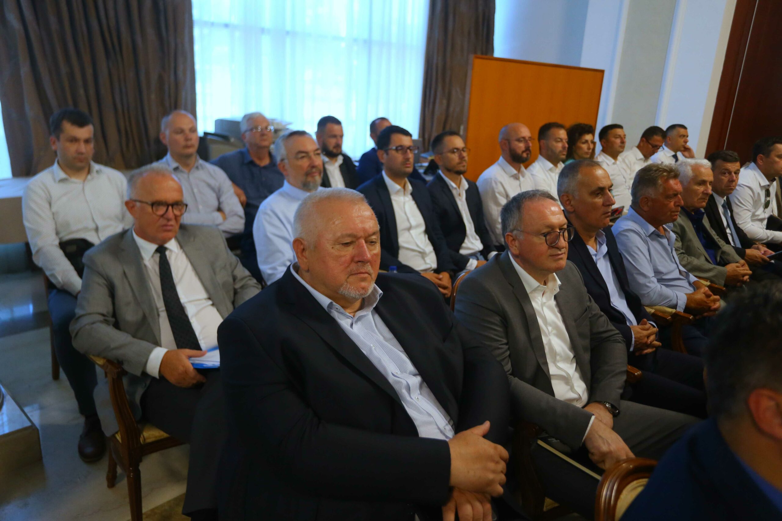 Krcata sala Vlade RS: Više od 100 direktora i rukovodilaca na sastanku kod Viškovića (FOTO)