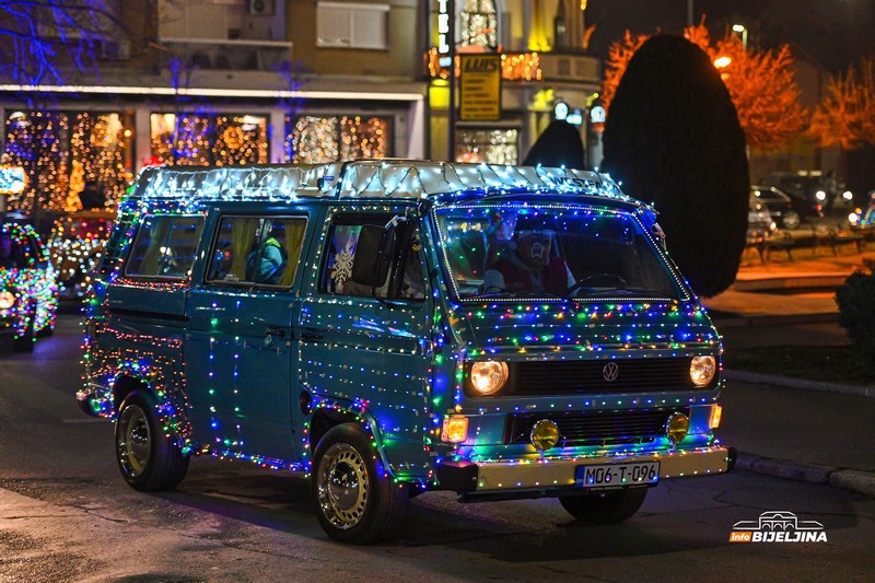 Bijeljina: I oldtajmeri u novogodišnjem ruhu – izložba starih automobila upotpunila Zimski korzo (FOTO)