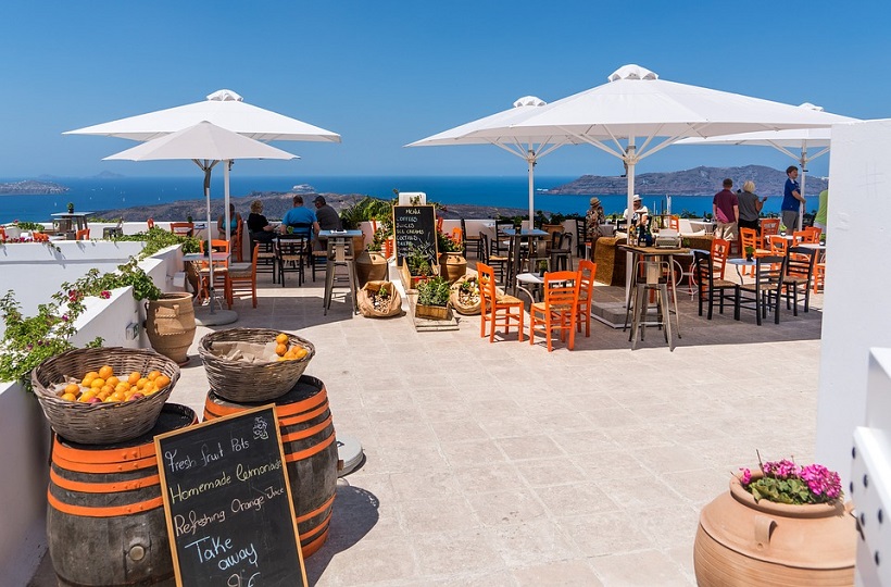 Kao u dobra stara vremena: Poslije šest mjeseci restorani i kafići u Grčkoj otvorili bašte