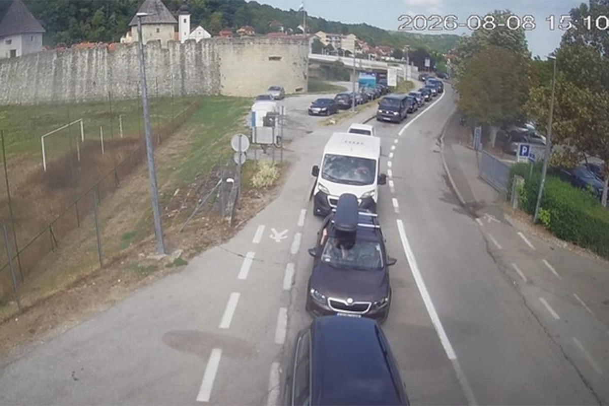 Duge kolone na pojedim graničnim prelazima
