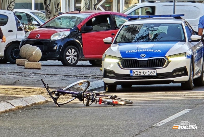 Udes u Bijeljini: Otvorio vrata vozila, udario biciklistu pa pobjegao (FOTO)