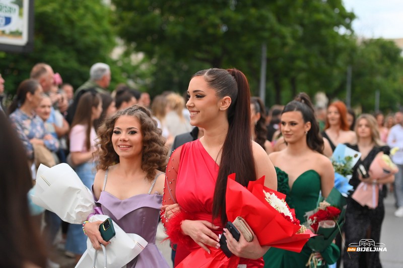 Maturanti Poljoprivredne i medicinske škole Bijeljina zablistali gradskim ulicama (FOTO)
