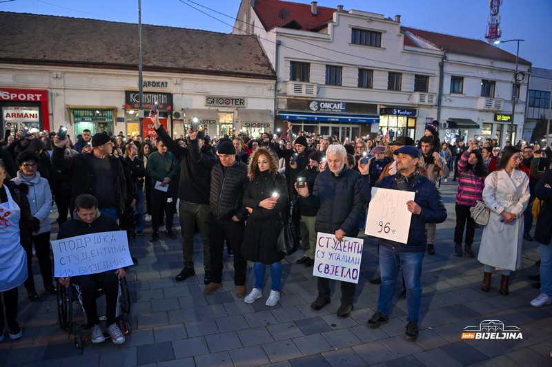 U Bijeljini skup podrške studentima: Tišina za 15 žrtava u Novom Sadu (FOTO)