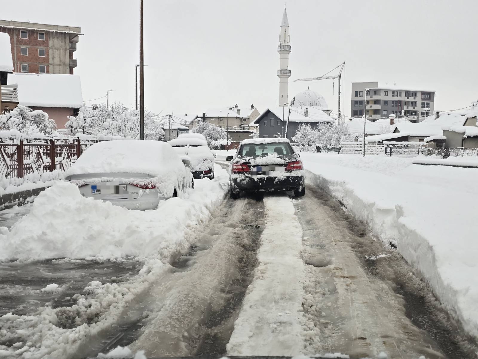 Bijeljina i jutros zatrpana snijegom: Pogledajte stanje na ulicama (FOTO)