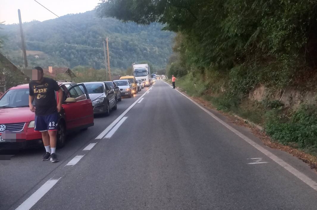 Udes na putu Zvornik - Milići, formirala se kilometarska kolona (FOTO) 