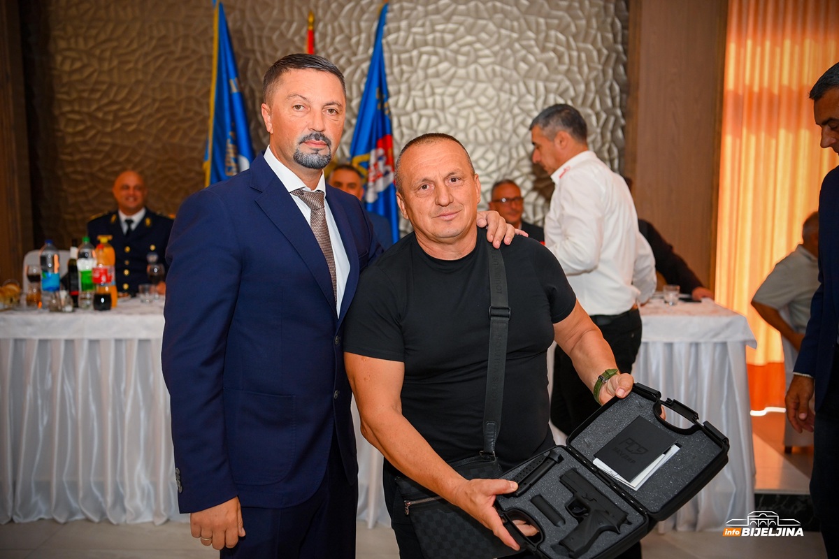 Slavenko Ristić uručio pištolj Relji Jovanoviću za zasluge u Odbrambeno-otadžbinskom ratu