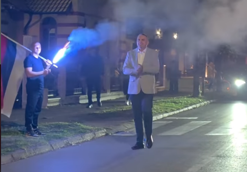 Savo Minić u Šamcu dočekan uz zastave, pjesmu i vatromet