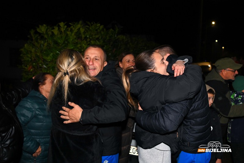 Emotivan doček za bijeljinske kik-boksere iz Abu Dabija: Prijatelji organizovali slavlje za oca i sina Rankoviće (FOTO)