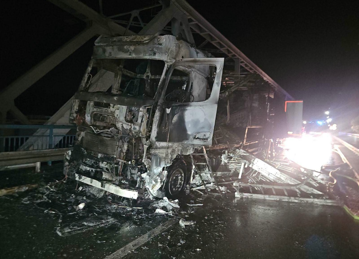Novi detalji požara na Rači: Šta je bilo u prikolici kamiona koji je izgorio? (FOTO)