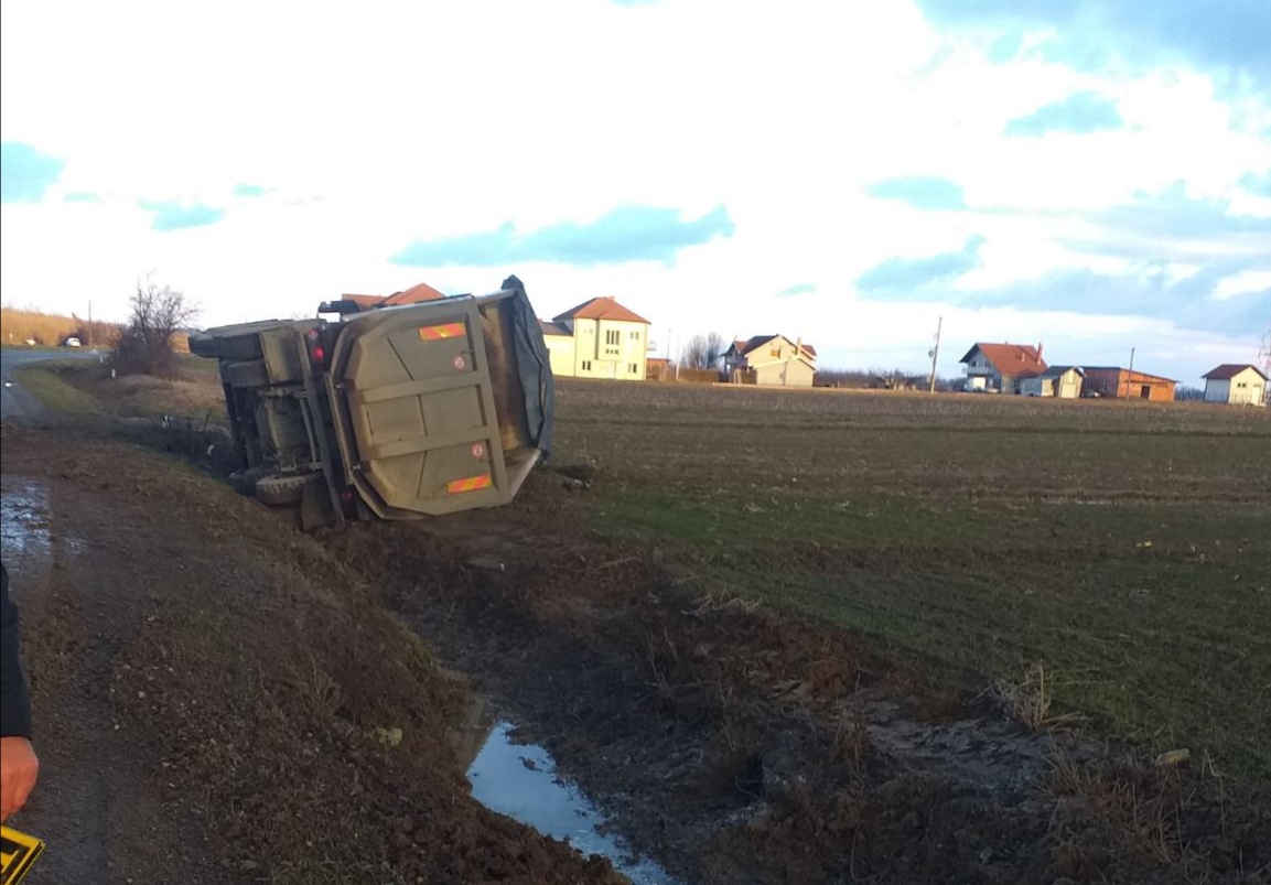Pijan prevrnuo kamion na putu Bijeljina - Brčko (FOTO)
