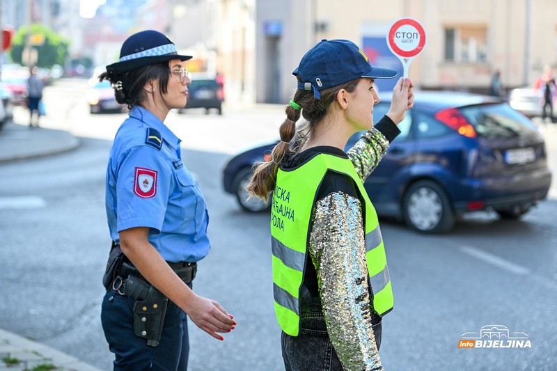 Bijeljinski policajci obučavali mališane saobraćajnim propisima (FOTO)