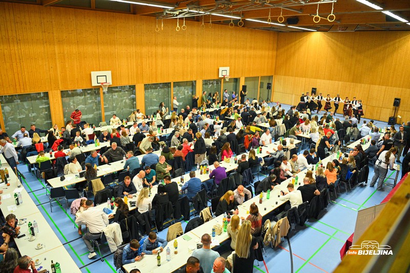 Udruženje Majevičana u Švajcarskoj proslavilo krsnu slavu: Prijateljsko druženje za slavskom trpezom (FOTO)