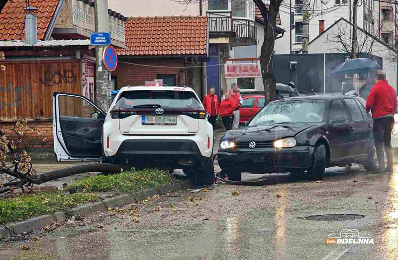 Sudar taksija i “golfa” u Bijeljini, oboreno i drvo