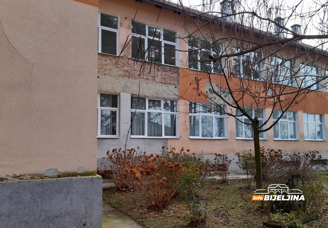 Većina osnovnih škola u Semberiji izgrađena u prošlom vijeku, hitno im treba obnova (FOTO)