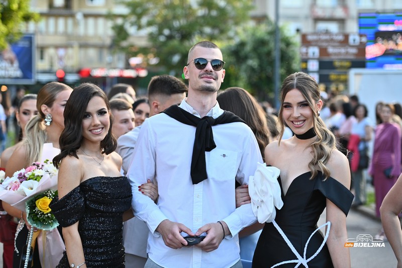 Maturanti Poljoprivredne i medicinske škole Bijeljina zakoračili u novi životni period (FOTO, VIDEO)