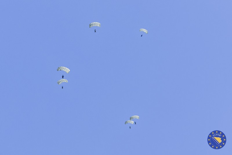 InfoBijeljina na vojnoj vježbi EUFOR-a kod Bijeljine: Helikopteri, padobranci, pješadija... (FOTO)