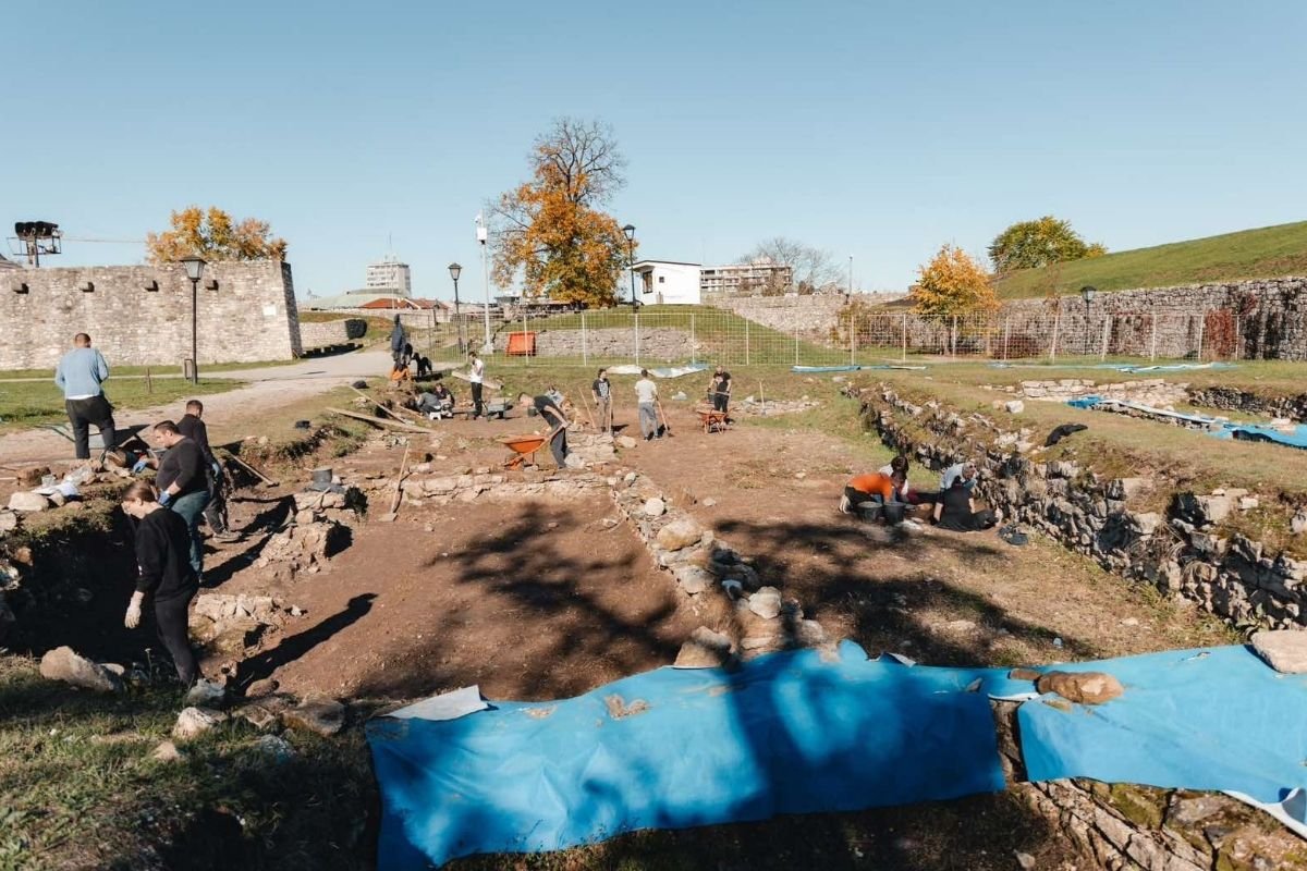 ​Studenti istraživali tajne Kastela: 12 skeleta, grnčarija i novi slojevi istorije (FOTO)