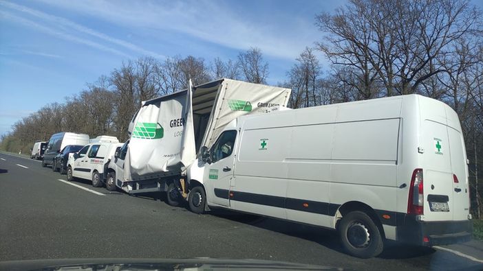 Lančani sudar: Teretnjak se zakucao u autobus iz BiH (FOTO)