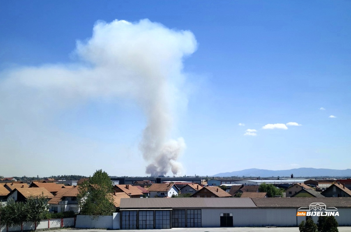 Novi požar u Semberiji, dim se vidi iz svih dijelova Bijeljine (FOTO)