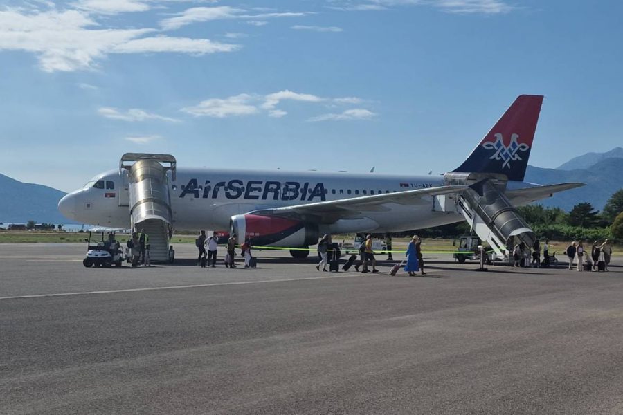 DRAMA IZNAD TIVTA Avion prinudno sletio u Crnoj Gori, putnica vidjela da varniči ispod njenih nogu