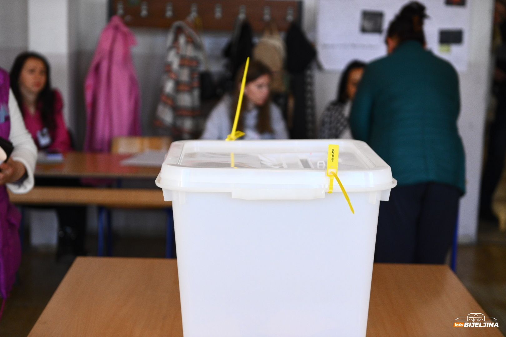 Gužve na biralištima: Počeo proces opoziva gradonačelnika Bijeljine (FOTO)
