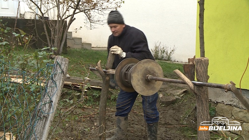 Bunardžija Vlado Tomić sa Majevice kopa gdje god ne mogu mašine: Kad treba pronaći vodu, tu je komšija sa rašljama /FOTO/