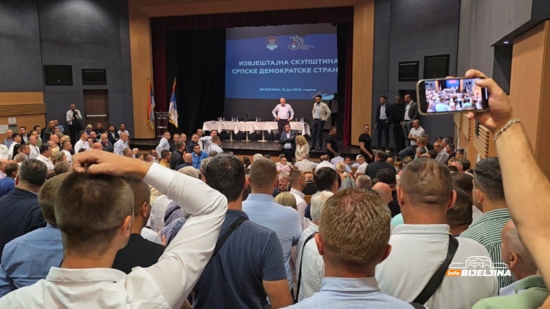 “Vodi stranku sad sam”: Pogledajte svađu SDS-ovaca u Bijeljini /FOTO; VIDEO/