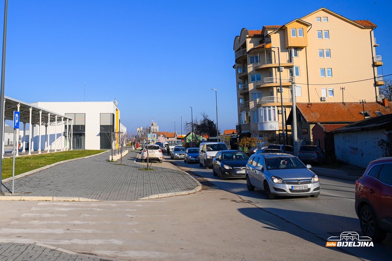 Praznici pokazuju KOLIKO NAS JE OTIŠLO: Dijaspora se vraća kući, puni gradove i puteve