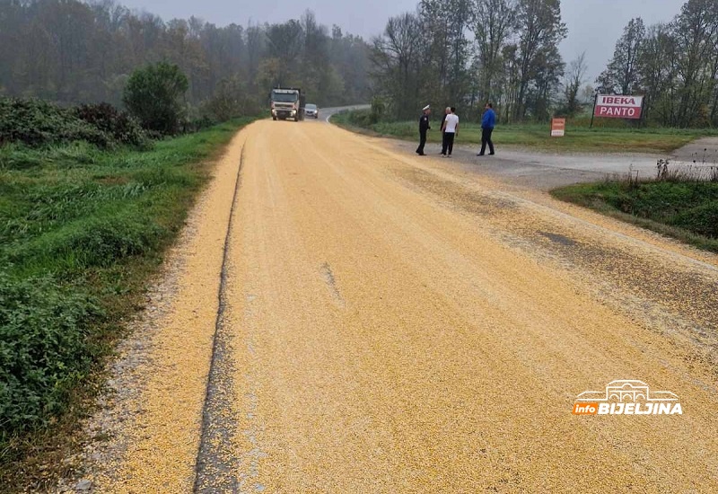 Dragaljevac: Kukuruz se iz kamionske prikolice prosuo po putu