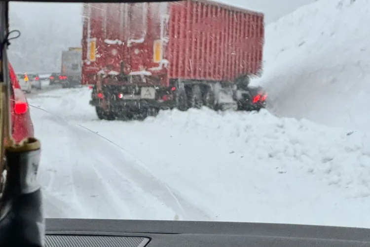 Kolaps na auto-putu između Prnjavora i Banjaluke, popriječili se kamioni /VIDEO/