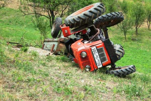 Poginuo vozač prilikom prevrtanja traktora