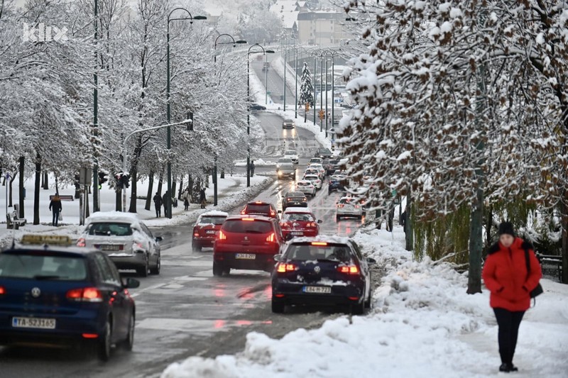 Snijeg u Sarajevu napravio haos: Lomljena drveća, srušene tende i saobraćajni udesi