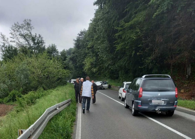 Nezgoda na putu Ugljevik - Tuzla, vozilo završilo na njivi (FOTO)