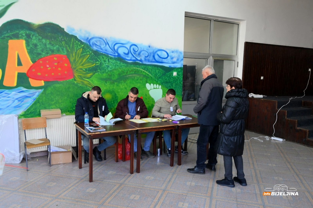 Pogledajte kako protiču ponovljeni prijevremeni izbori u Ugljeviku: Glasalo 150 birača  (FOTO)