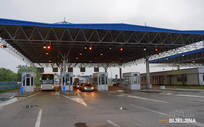 Gužve na prelazima Rača i Šepak