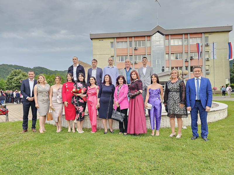 MLADOST I LJEPOTA UGLJEVIKA: Maturante grad pozdravio (FOTO)