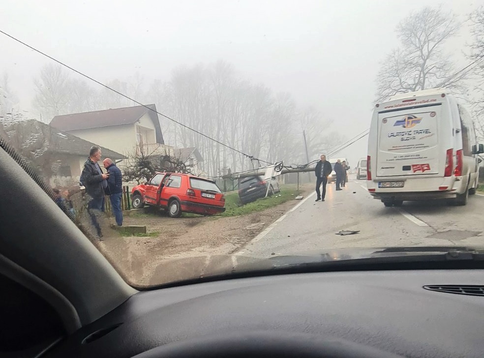 Sudar na putu Bijeljina - Brčko, automobili završili u kanalu pored puta (FOTO)